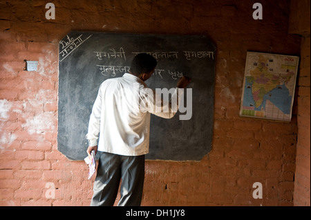 Insegnante scrivere sulla lavagna classroom Uttar Pradesh India Asia Foto Stock