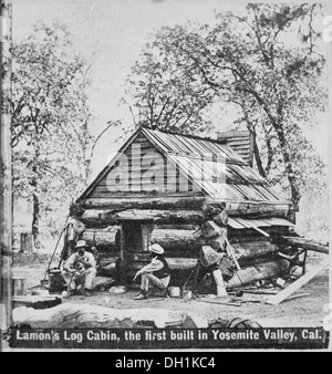 Lamon's Log Cabin, la prima ad essere costruita in Yosemite Valley, California Il loro lavoro completato, due uomini siedono su monconi di fronte 559326 Foto Stock