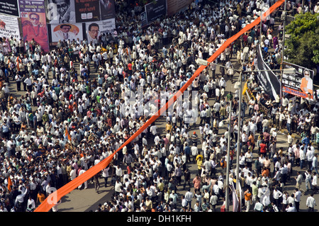 Bandiera di zafferano divisore di panno per il controllo della folla per il corteo funebre di Shiv Sena Chief Balasaheb Thackeray mumbai maharashtra india asia Foto Stock