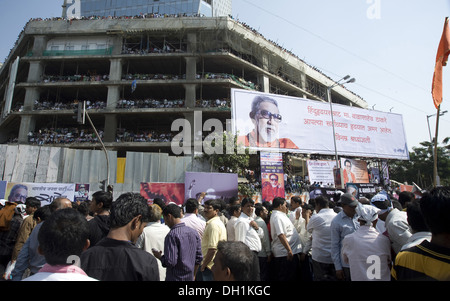 Folla per vedere il corteo funebre di Shiv Sena Chief Bal Thackeray mumbai maharashtra india asia Foto Stock