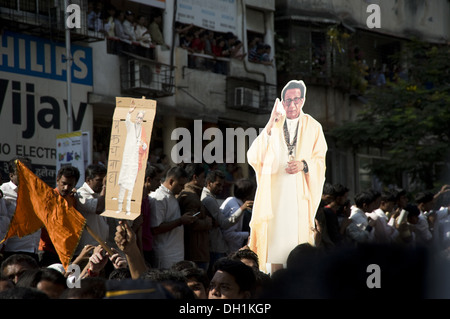 Folla per vedere il corteo funebre di Shiv Sena Chief Balasaheb Thackeray mumbai maharashtra india asia Foto Stock