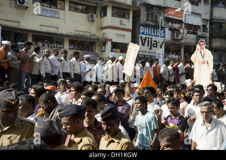 Folla per vedere il corteo funebre di Shiv Sena Chief Balasaheb Thackeray mumbai maharashtra india asia Foto Stock