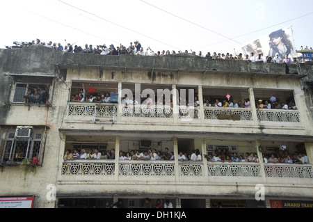 La folla di gente nella costruzione di vedere il corteo funebre di Shiv Sena Chief Bal Thackeray mumbai maharashtra india asia Foto Stock