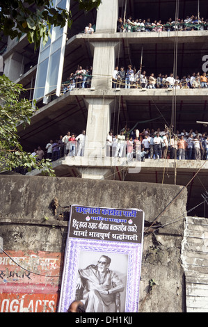 La folla in piedi in edificio in costruzione per vedere il corteo funebre di Shiv Sena Chief Bal Thackeray mumbai maharashtra india asia Foto Stock
