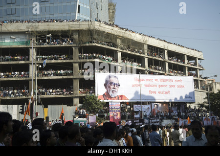 La folla di gente nella costruzione di vedere il corteo funebre di Shiv Sena Chief Bal Thackeray mumbai maharashtra india asia Foto Stock