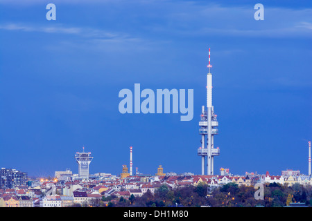 Architettura moderna, Zizkov TV Tower, Praga, Repubblica Ceca Foto Stock