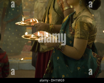 Lampade ad olio diyas aarti thali ganga aarti varanasi banaras benaras utttar pradesh India asia Foto Stock