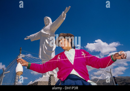 Statua del Cristo che domina la città, Cuzco, Perù, Sud America Foto Stock