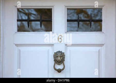 Casa no 6 con testa di leoni di ottone bussare a Bath, Somerset UK nel mese di aprile - leoni testa porta bussare Foto Stock