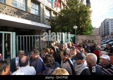 Accodamento di civili a Palermo il tasso di disoccupazione e le pensioni centro, nel centro della capitale della Sicilia. Foto Stock