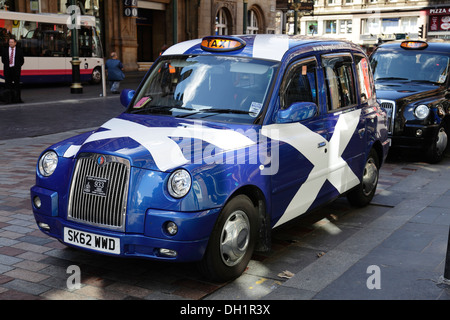 Un taxi dipinto con una bandiera scozzese del Saveryre, Glasgow centro città, Scozia, Regno Unito Foto Stock