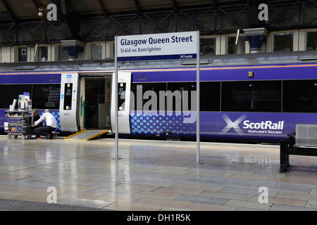 Queen Street Station con un treno Scotrail a plateau, Glasgow centro città, Scozia, Regno Unito Foto Stock