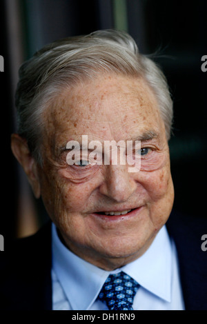 George Soros arriva a Portcullis House di Londra Gran Bretagna il 29 ottobre 2013. Foto Stock