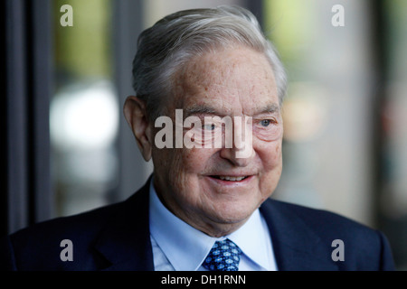 George Soros arriva a Portcullis House di Londra Gran Bretagna il 29 ottobre 2013. Foto Stock