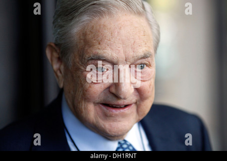 George Soros arriva a Portcullis House di Londra Gran Bretagna il 29 ottobre 2013. Foto Stock