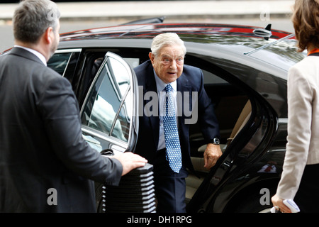 George Soros arriva a Portcullis House di Londra Gran Bretagna il 29 ottobre 2013. Foto Stock