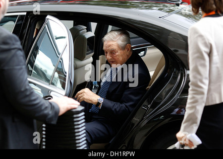 George Soros arriva a Portcullis House di Londra Gran Bretagna il 29 ottobre 2013. Foto Stock