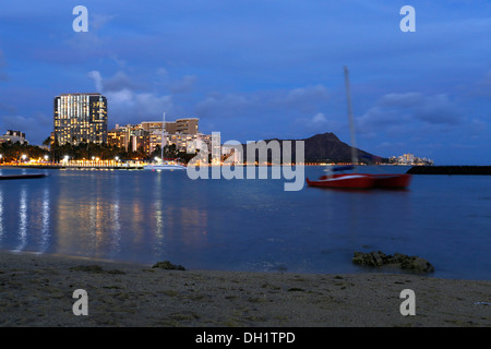 Crepuscolo con vedute del Diamond Head, della spiaggia di Waikiki, Honolulu, di O'ahu, Hawaii, STATI UNITI D'AMERICA Foto Stock