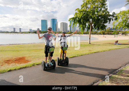 Segway piloti sulla spiaggia di Waikiki, Honolulu di O'ahu, Hawai'i, USA, America Foto Stock
