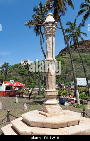 16TC gotica-stile pillory per schiavo whipping.marmo bianco con sfera Armillary. Cidade Velha, ex Ribeira Grande, Isola di Santiago, Capo Verde Foto Stock