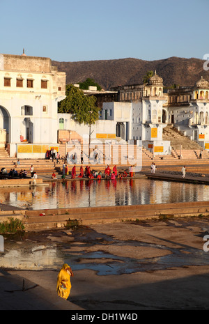 Il gruppo di donne la balneazione a Ghat, Pushkar, Rajasthan, India, Asia Foto Stock