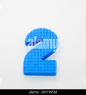 Il numero 2 come una schiuma di plastica numero Foto Stock