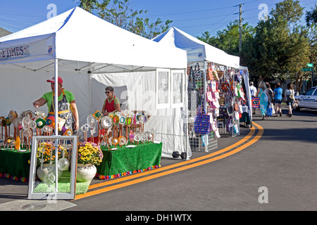 Due signore rivenditori di vetro decorativo giardino arte e finestre di vetro al supporto Dora, Florida fiera di artigianato Festival 2013. Foto Stock