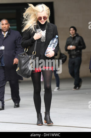 Londra, UK, 29 ottobre 2013. Fearne Cotton visto lasciare l'edificio della BBC a Londra Credito: Simon Matthews/Alamy Live News Foto Stock