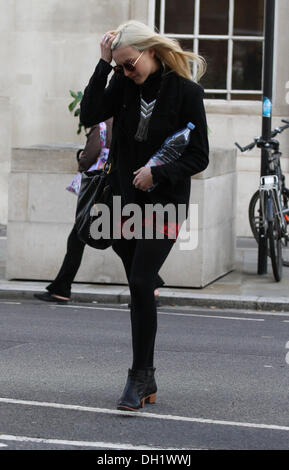 Londra, UK, 29 ottobre 2013. Fearne Cotton visto lasciare l'edificio della BBC a Londra Credito: Simon Matthews/Alamy Live News Foto Stock