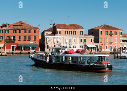 Traghetto in un canale a Isola di Murano Murano, provincia di Venezia, Veneto, Italia Foto Stock