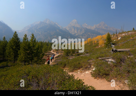 Grand Teton mountain range dal sentiero per Taggart Lake, il Parco Nazionale del Grand Teton, Wyoming USA Foto Stock