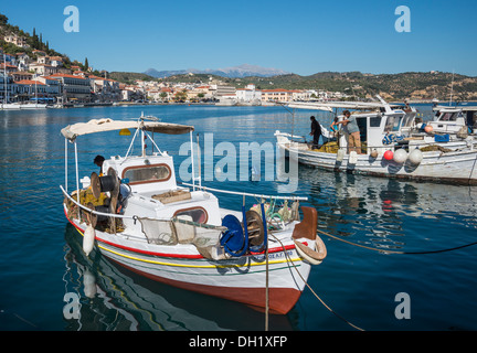 Barche da pesca nel porto di Gytheio. Lakonia, Peloponneso meridionale, Grecia. Foto Stock