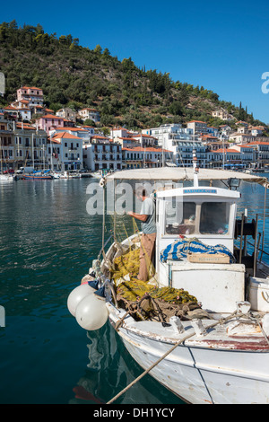 Barche da pesca nel porto di Gytheio. Lakonia, Peloponneso meridionale, Grecia. Foto Stock