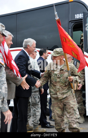 Gov. Scott Walker e senior Wisconsin Guardia Nazionale leader unite le famiglie e gli amici in accogliente batteria B, 1° Battaglione, 121 Artiglieria di campo torna a Wisconsin durante una cerimonia formale 18 Ottobre presso la Experimental Aircraft Association di Oshkosh, Foto Stock