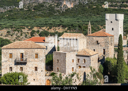 Le torri di pietra e case del Mourtzinos/Petreas complesso in superiore/vecchio Kardamyli, Esterno Mani, Peloponneso, Grecia Foto Stock