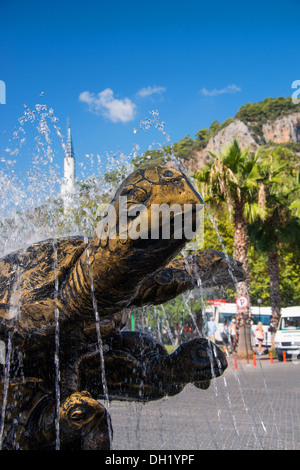 Statua di tartaruga (Kaplumbaga Heykeli ) Dalyan, Turchia. Foto Stock