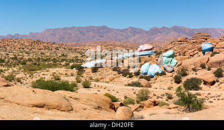 Il dipinto di blu di rocce di granito di Tafaroute in Anti Atlas mountain range Marocco Foto Stock