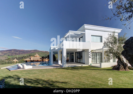 Large white spanish villa veranda immagini e fotografie stock ad alta  risoluzione - Alamy