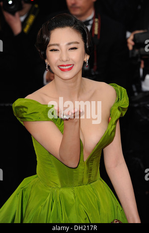 Città di Cannes: Zhang Yuqi camminando sul famoso tappeto rosso prima dell'apertura del 66 Cannes Film Festival su 2013/05/15 Foto Stock