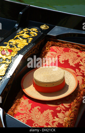 Dettaglio della Gondola e gondoliere cappello di Venezia, Italia Foto Stock