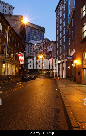 Weybosset Street nella serata di Providence, Rhode Islanda, STATI UNITI D'AMERICA Foto Stock