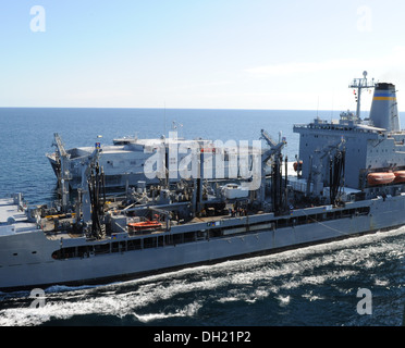 La flotta di rifornimento USNS oliatore Big Horn (T-AO 198) rendezvous con i Multipurpose Amphibious Assault nave USS Bataan (VEICOLI CON GUIDA A SINISTRA Foto Stock