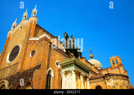 Statua equestre di Bartolomeo Colleoni con la Chiesa dei Santi Giovanni e Paolo in background, Venezia, Italia Foto Stock