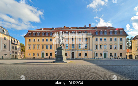 Herzogin-Anna-Amalia-Bibliothek, duchessa Anna Amalia biblioteca, Hochschule fuer Musik Franz Liszt Scuola di musica e una scultura Foto Stock