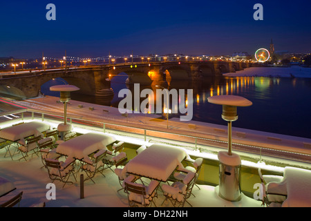 Cafe su Bruehl la terrazza che si affaccia sul fiume Elba e il Ponte di Augusto, neve, Dresda, Sassonia, PublicGround Foto Stock