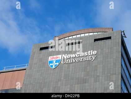 Università di Newcastle logo su Herschel edificio a nord-est dell' Inghilterra, UKj Foto Stock
