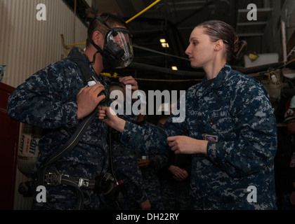 BREMERTON, nello Stato di Washington (Ott. 10, 2013) Danni Controlman Fireman Misty Saathoff treni specialista della logistica 2a classe Ronaldo cruz on Foto Stock