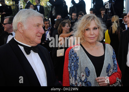 Città di Cannes: Kim Novak e Robert Malloy sul tappeto rosso prima di screening di 'Zulu' su 2013/05/26 Foto Stock