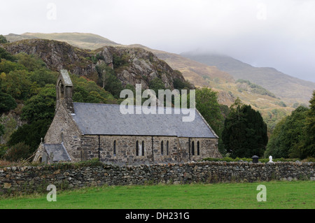 Chiesa di Santa Maria Beddgelert con misty Snowdonia in background Gwynedd in Galles Cymru REGNO UNITO GB Foto Stock