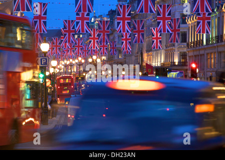 Regent Street con Union Jack Flag, Londra, Inghilterra. Foto Stock